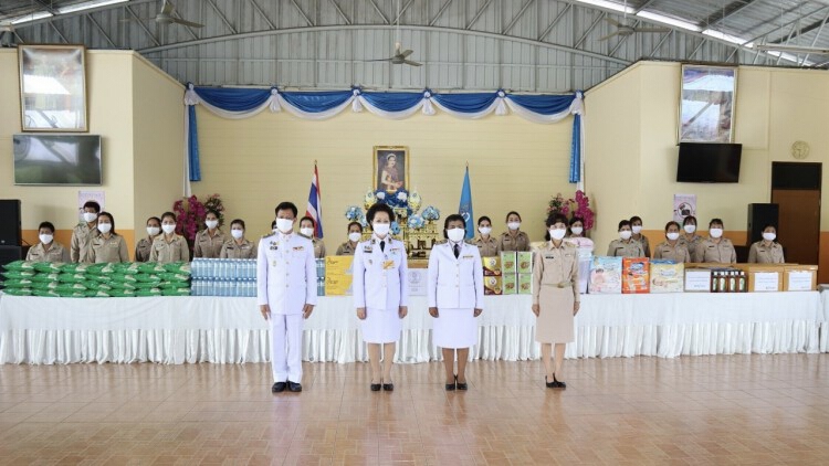 ‘ในหลวง-พระราชินี’ พระราชทานเครื่องอุปโภคบริโภคแก่ผู้พิการเนื่องในวันเฉลิมพระชนมพรรษา ‘พระพันปีหลวง’