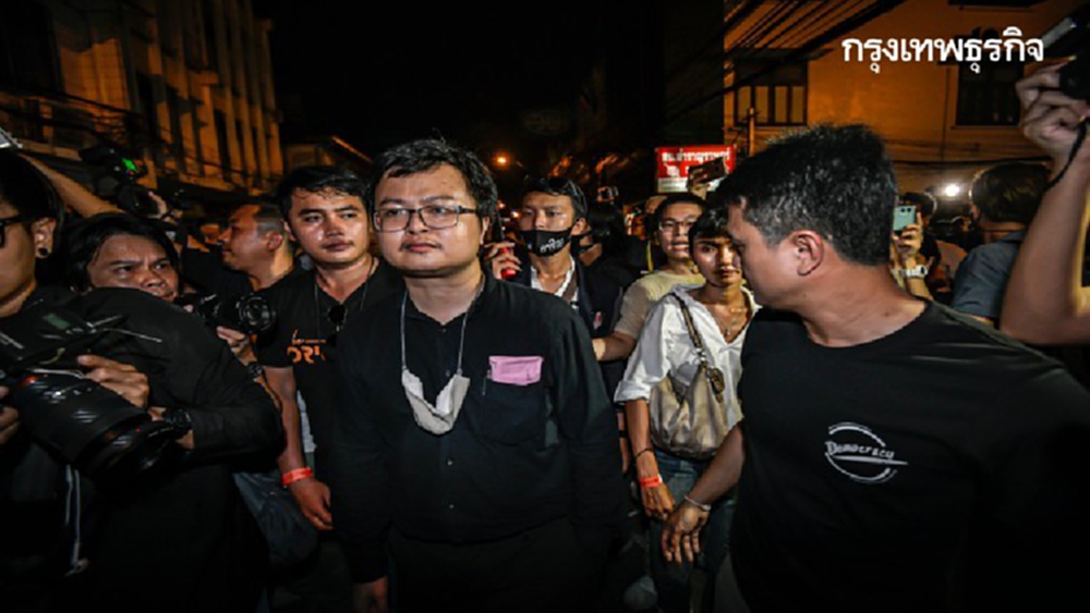 แกนนำ 'ประชาชนปลดแอก' ถึงสน.สำราญราษฏร์ ชี้ตร.ไม่ชัดเจน