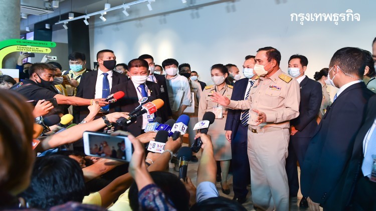 'บิ๊กตู่' เจอป่วน! หนุ่มใหญ่ขับรถเก๋งประกบ บีบแตรตลอดทาง