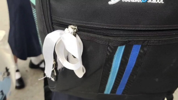 แชร์สนั่น นร.รร.ดังแพร่ ชู 3 นิ้ว โดนครูด่า