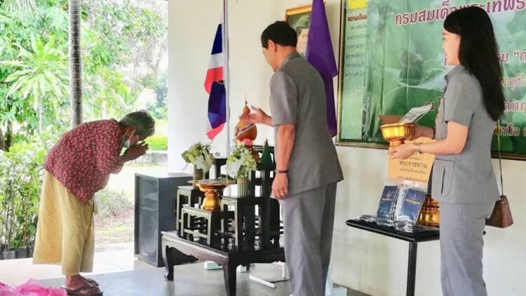 'กรมสมเด็จพระเทพฯ' พระราชทานเมล็ดพันธุ์ผักแก่ราษฎรเพื่อลดค่าครองชีพ
