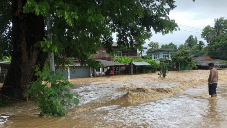 พิษพายุฝน 'อุตรดิตถ์' น้ำท่วมหนักในรอบ 50 ปี