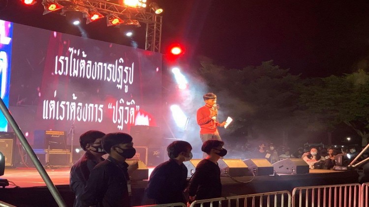 ตำรวจจับ 'ไมค์ระยอง' หลังโผล่ประท้วงนายกฯ ตลาดร้อยเสา