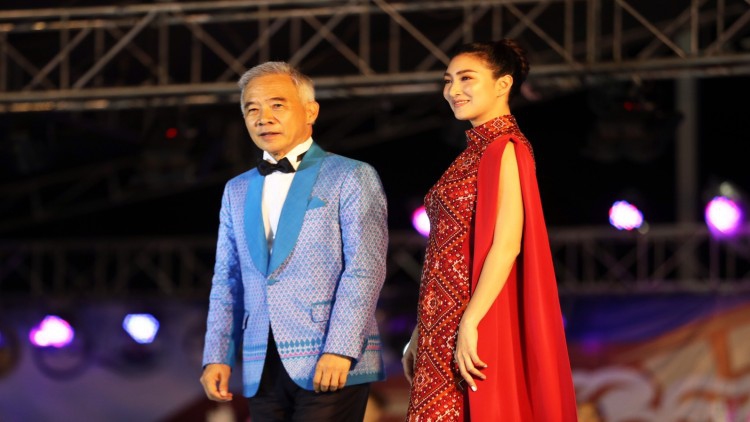 'สุวัจน์' เดินแบบโชว์มรดกผ้าไหมย้อนยุค กระตุ้นเศรษฐกิจท่องเที่ยวหัวหิน