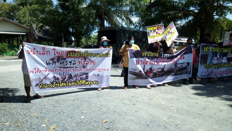 กลุ่มผู้เลี้ยงหอยอ่าวบ้านดอนปลุกม็อบ นำเรือหางยาวปิดล้อมศูนย์ ศรชล.