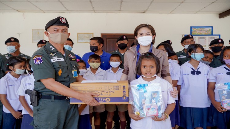 'ตั๊น จิตภัสร์' นำสิ่งของให้กำลังใจครู-นักเรียน ร.ร.ตชด.