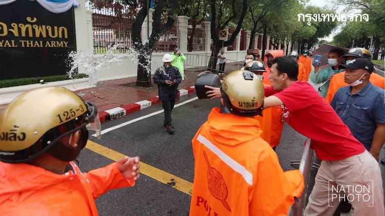 'เอกชัย' บุกเดี่ยว สาดน้ำมนต์ ล้าง ทบ. ร้อง "บิ๊กแดง" สะสางปัญหา ก่อนเกษียณฯ