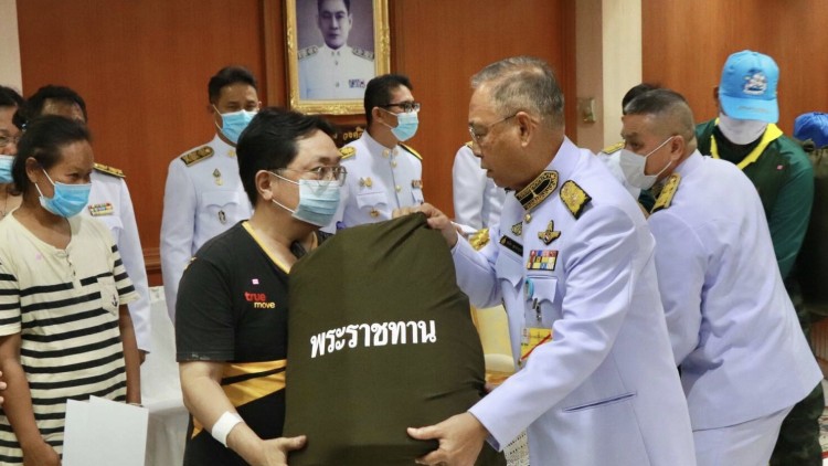 โปรดเกล้า ฯ ให้องคมนตรี เชิญถุงพระราชทาน เครื่องนอนเครื่องครัว มอบแก่ผู้ประสบอัคคีภัยตลาดใหม่ดอนเมือง