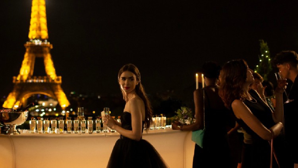 'Emily in Paris' มนต์สะกดแห่งปารีส แฟชั่น ความรัก