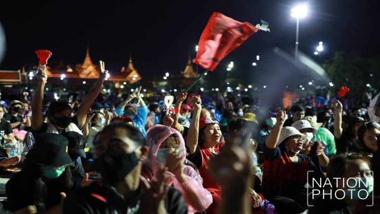 ผู้ชุมนุมปักหลักท่ามกลางฝน ที่สนามหลวง