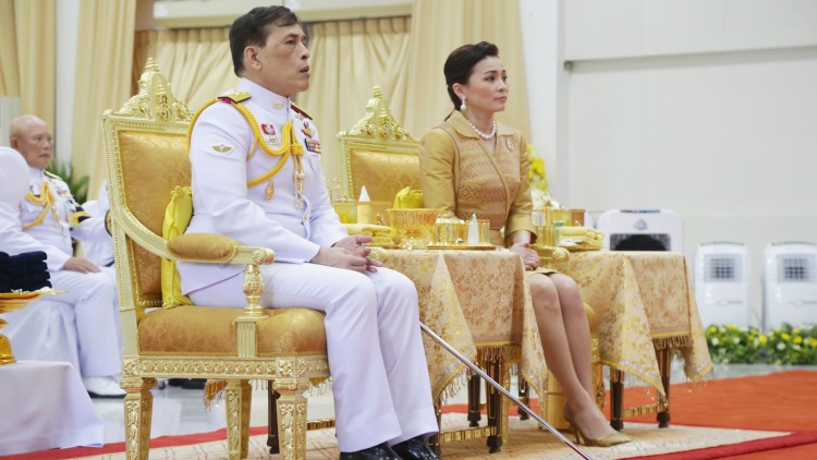 ‘ในหลวง-พระราชินี’ ทรงวางพวงมาลา เนื่องในวัน ‘มหิดล’