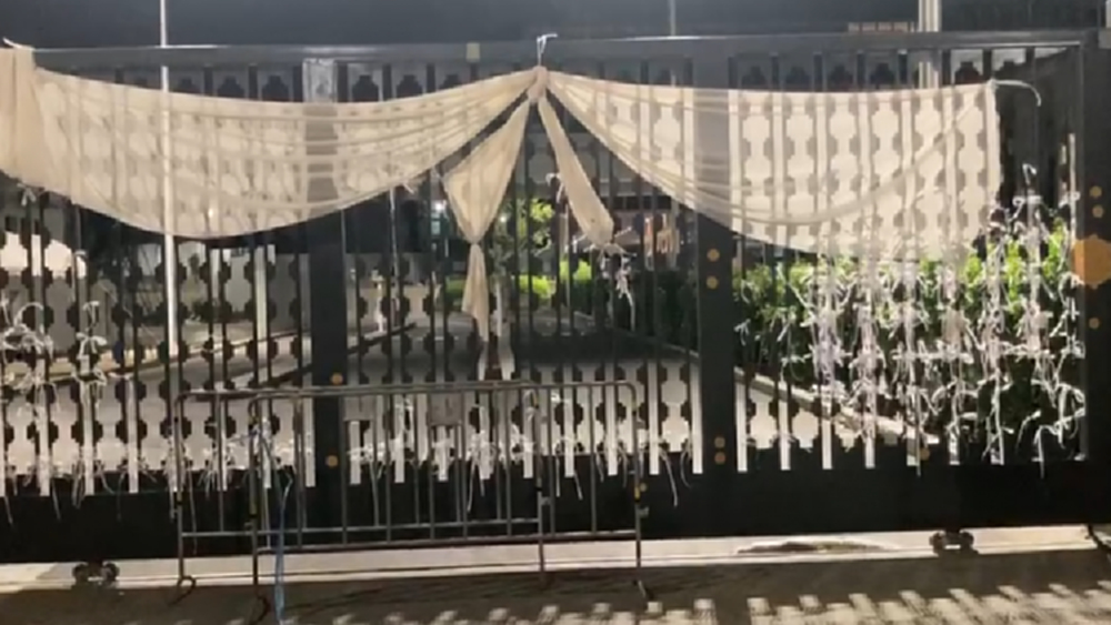 ตร.ยึดแผ่นป้ายโจมตีรัฐบาล หลังม็อบเดินทางกลับ