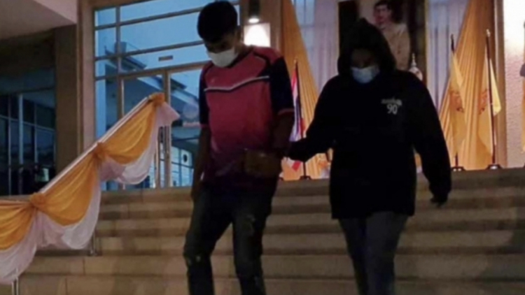 ศาลเยาวชนฯ ปล่อยตัวชั่วคราว 'ครูจุ๋ม -ครูเปิ้ล'