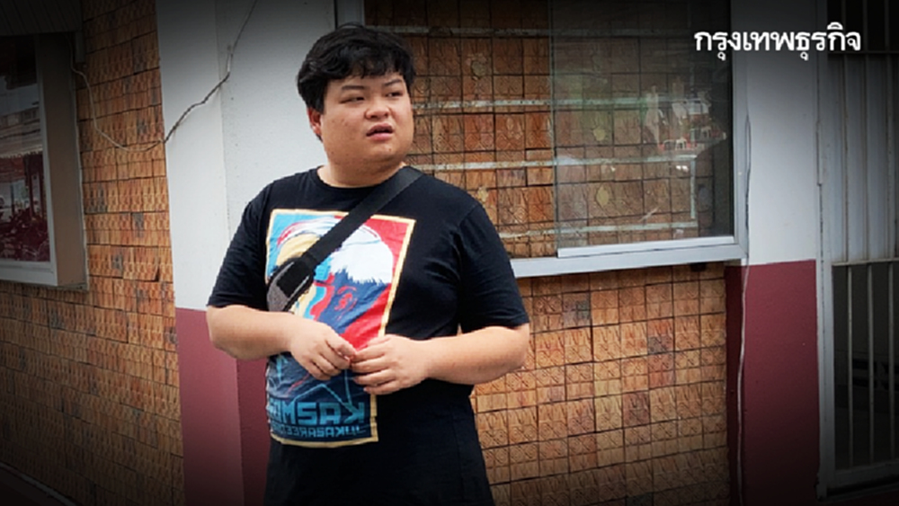 มาตามหมายเรียก! 'เพนกวิน' ขึ้นสน.บางเขน มอบตัวคดีล้อมโรงพัก