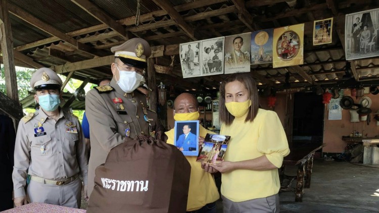 ‘ในหลวง’ พระราชทาน ‘ถุงพระราชทาน’ แก่ผู้ประสบวาตภัย จ.กระบี่ - ตรัง 