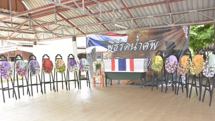 ‘ในหลวง - พระบรมวงศานุวงศ์’ พระราชทานพวงมาลาหลวง แก่พลทหารเสียชีวิตเหตุคนร้ายลอบวางระเบิด จ.สงขลา 