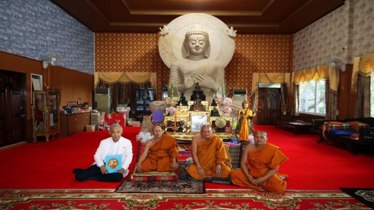 'สุวัจน์' เตรียมสร้างหลวงพ่อคูณนั่งยองถือกระบอกเคาะหัวลูกศิษย์ สูง 27 เมตร