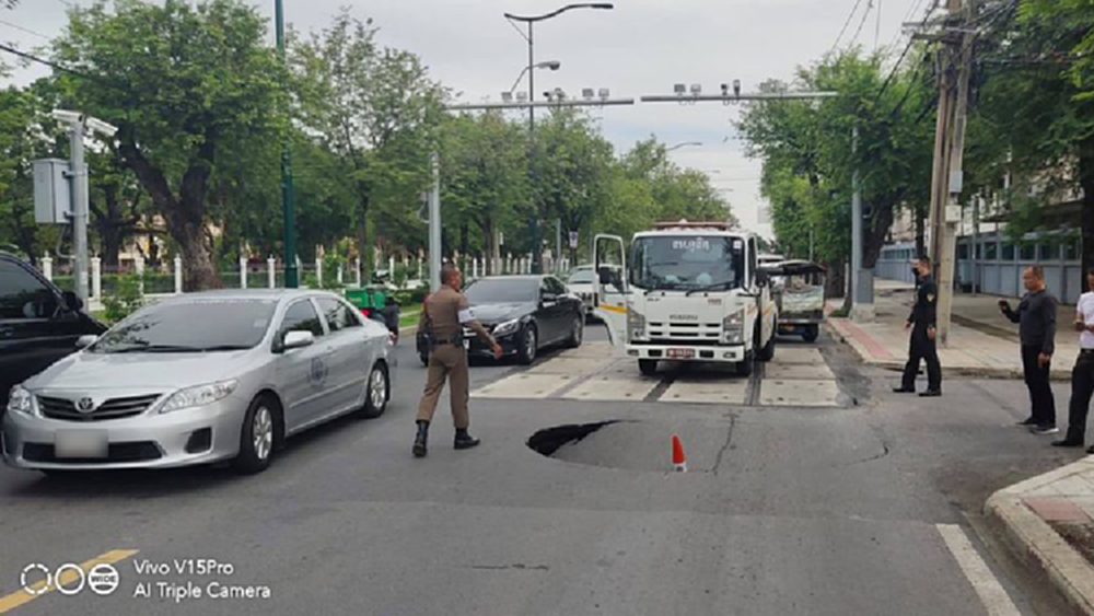 สุดระทึก ถนนยุบตัวกลางกรุง ปิดถนน-เร่งซ่อมแซม โยน 'กฟน.' รับผิดชอบ