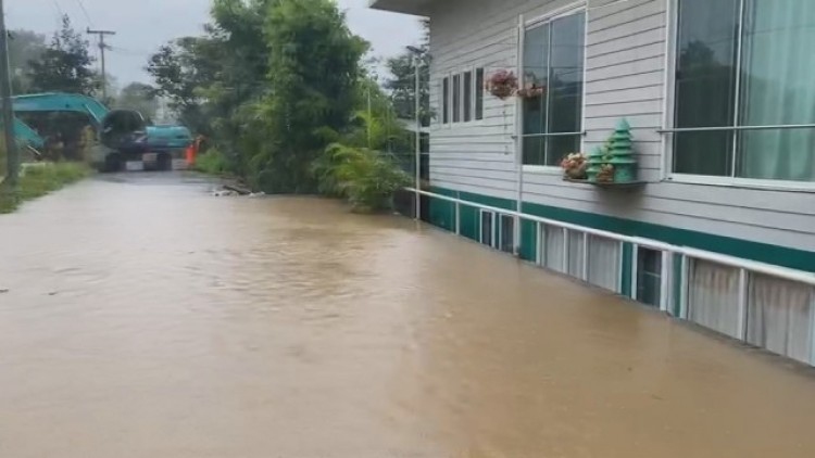 ขนแบ็กโฮเปิดทางระบาย หลังน้ำป่าทะลักวังน้ำเขียว