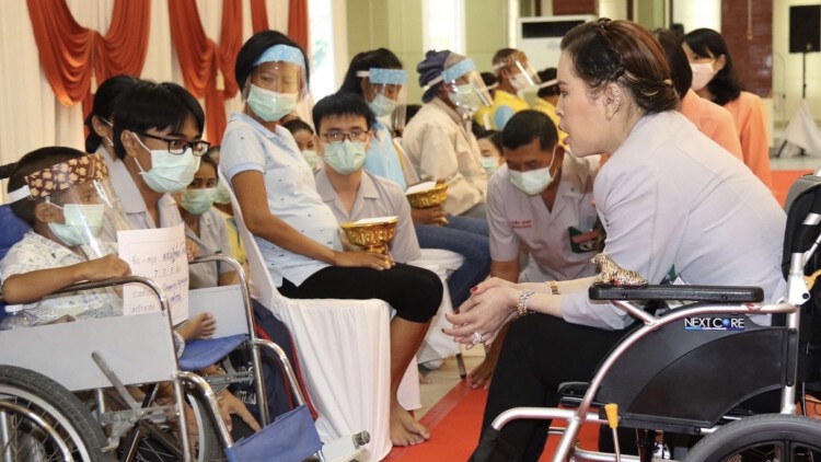 ‘กรมพระศรีสวางควัฒนฯ’ ทรงติดตามการดำเนินงาน ‘พอ.สว.’ พระราชทานสิ่งของแก่ราษฏร จ.กำแพงเพชร