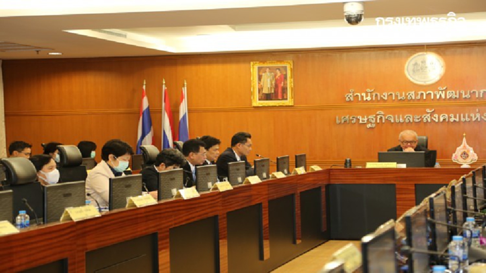 'สุพัฒนพงษ์' ตรวจเยี่ยมสภาพัฒน์ สั่งติดตามมาตรการเศรษฐกิจ เตรียมถกปรับโครงการหนี้ 14 ต.ค. 