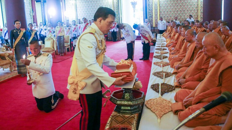 ‘ในหลวง-พระราชินี’ เสด็จพระราชดำเนินถวายผ้าพระกฐิน วัดเทพศิรินทร์-วัดสุทัศน์