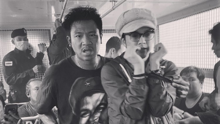 'ม็อบ3นิ้ว'นัดด่วนหน้า'หอศิลป์'บีบ'ตำรวจ'ปล่อย'ไผ่-แอมมี่'