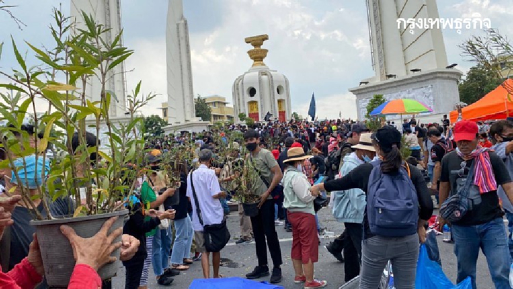 ม็อบเตรียมเคลื่อนขบวน 'อานนท์' ลั่นยึดทำเนียบฯ แน่