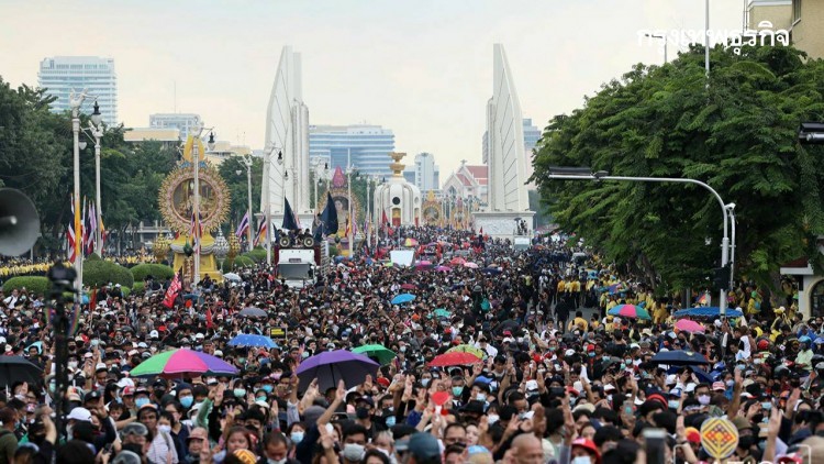 ประมวลภาพ 'ม็อบคณะราษฎร 63' เคลื่อนขบวน บุก 'ทำเนียบ'