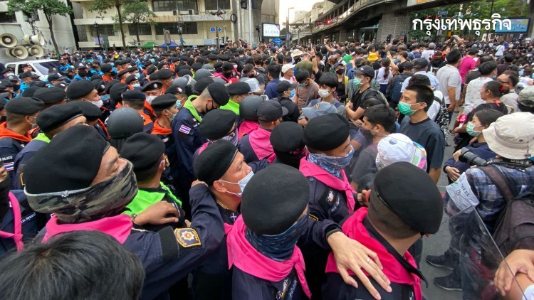 "ม็อบปลดแอก" ไม่ทน ดัน "ตำรวจ" ให้ออกนอกพื้นที่ชุมนุมราชประสงค์