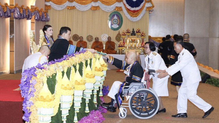 ‘ในหลวง - พระราชินี’ พระราชทานปริญญาบัตร ‘มรภ.สกลนคร-นครราชสีมา’