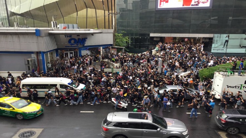 ผู้ชุมนุม #ม็อบ17ตุลา ทยอยสมทบ 'ลาดพร้าว-อุดมสุข-วงเวียนใหญ่'