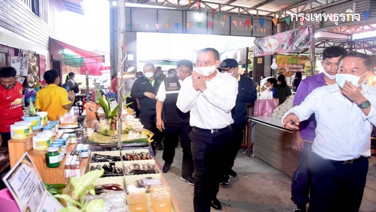 'เฉลิมชัย' นำผู้บริหาร กษ. พบปะกลุ่มวิสาหกิจ-เกษตรกรในพื้นที่ อ.ไทรน้อย