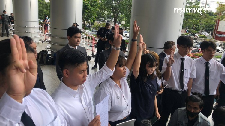 'นักศึกษาจุฬาฯ - ธรรมศาสตร์' ฟ้อง 'นายกรัฐมนตรี' ประกาศ พ.ร.ก.ฉุกเฉิน