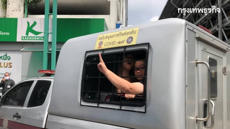 'เพนกวิน-รุ้ง' เปิดหน้าต่างชู 3 นิ้ว รอลุ้นได้ประกันตัว