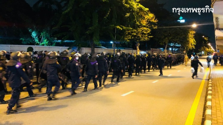"เจ้าหน้าที่" ตั้งแถวสกัด "ม็อบคณะราษฎร"  หนาแน่น