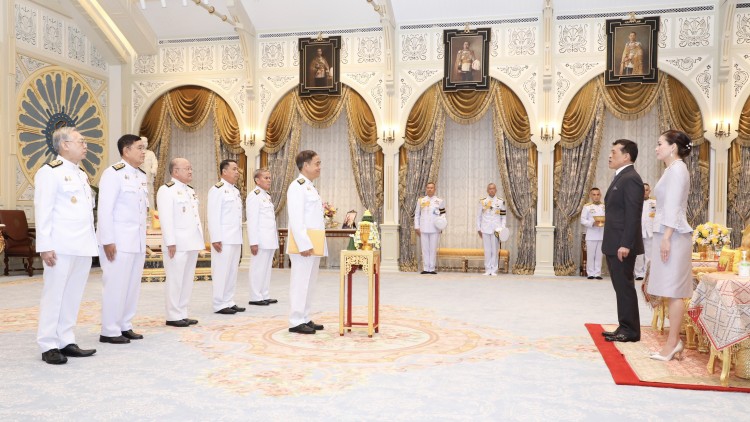 ‘ในหลวง-พระราชินี’ พระราชทานพระบรมราชวโรกาสให้  ‘คณะบุคคล’ เฝ้าทูลละอองธุลีพระบาท  