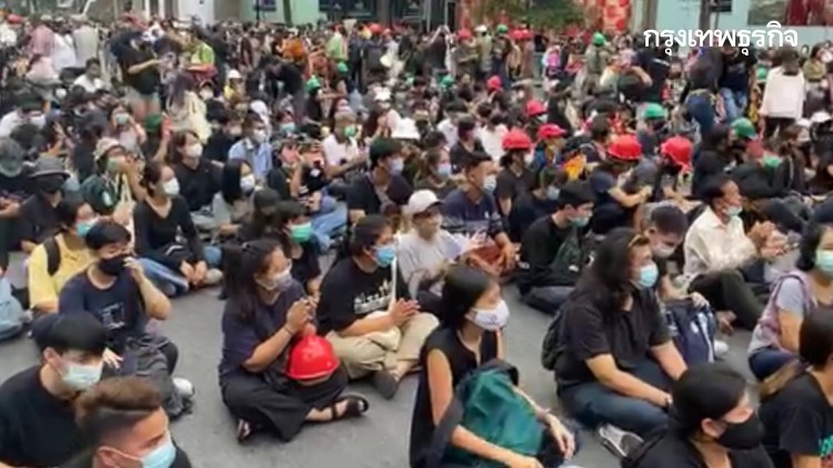 "ม็อบคณะราษฎร" ปิดแยกราชประสงค์ ทวง "บิ๊กตู่" ลาออก