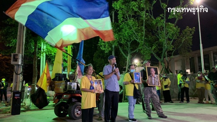 ม็อบเสื้อเหลือง ปราศรัยหน้าสภา ไล่ “ปิยบุตร”ไปอยู่ผรั่งเศส