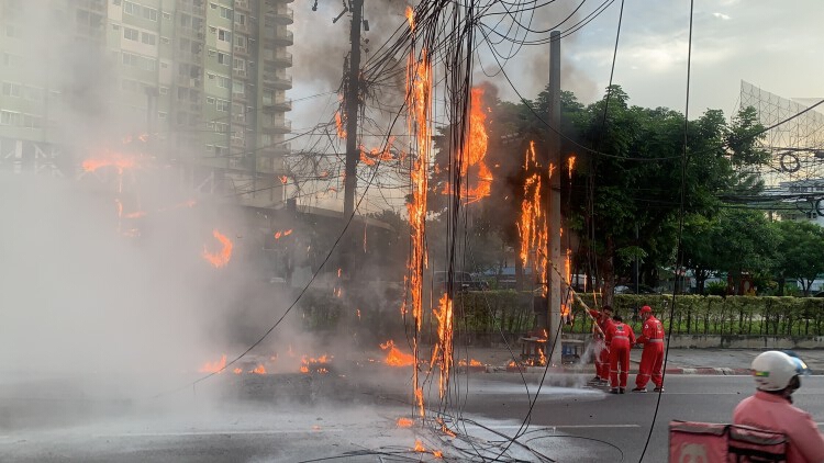  ระทึก! ไฟไหม้สายสื่อสาร ถนนรัชดาฯ ติดขัด