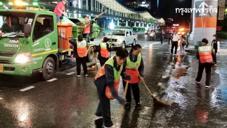 ภาพชุด กทม.ระดมล้างพื้นถนน ทาสีทับข้อความไม่เหมาะสม
