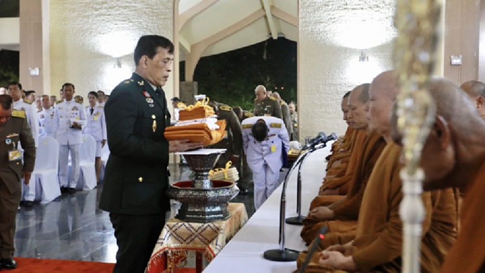 ‘ในหลวง‘ - ’พระราชินี’ ถวายผ้าพระกฐิน วัดหนองป่าพง จ.อุบลราชธานี