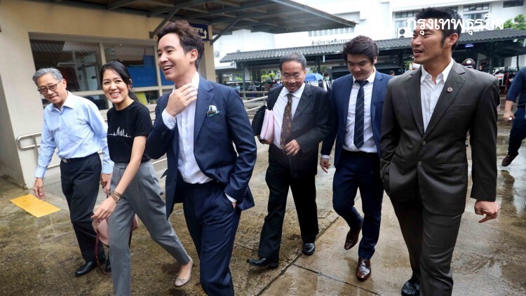 อัยการ ฟ้อง 'ธนาธร' กับพวกจัดแฟลชม็อบหน้าหอศิลป์