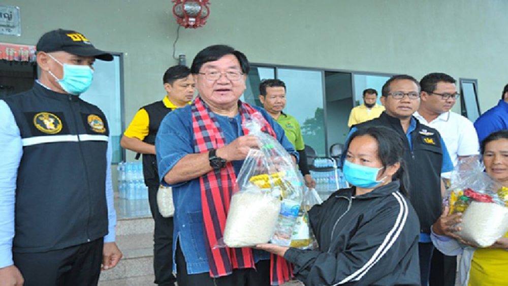 ‘รมช.เกษตรฯ’ ลงพื้นที่ติดตามน้ำท่วมปักธงชัย แจกถุงยังชีพ-หญ้าอาหารสัตว์พระราชทาน
