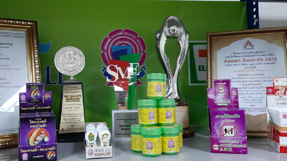 เปิดตำนานผลิตภัณฑ์ยาสมุนไพร ห้างขายยาห้องยาเภสัช ตรา 'โบว์แดง'