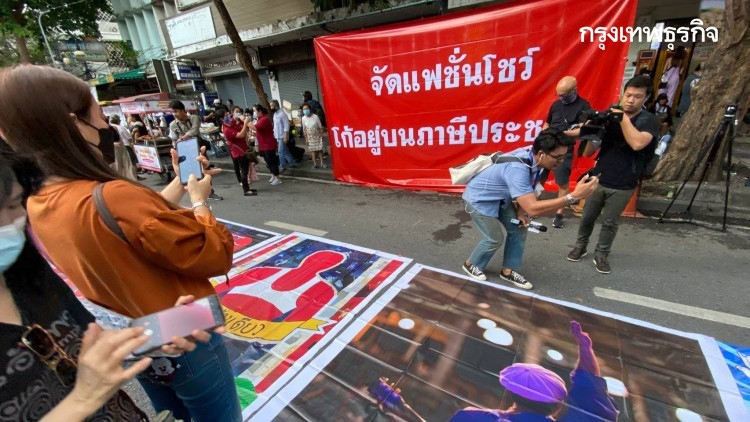 ทุกที่ คือ 'รันเวย์' ม็อบราษฎร เปลี่ยนสีลม เป็น 'แคทวอล์ค'