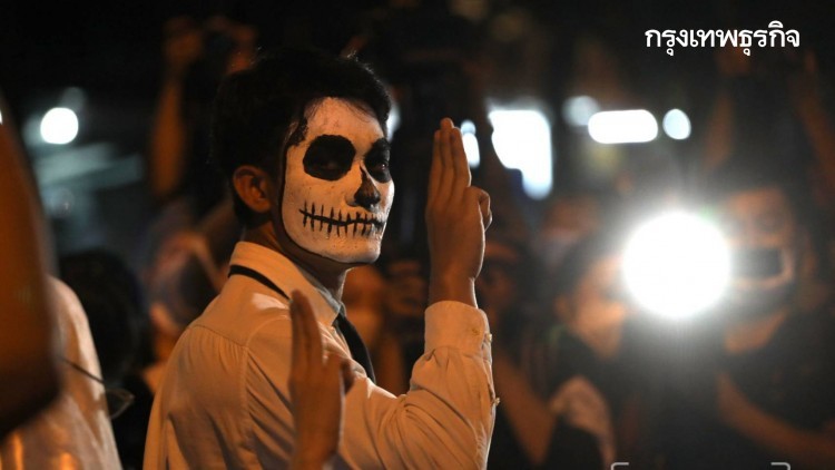 ชม 'ม็อบราษฎร' โชว์แฟชั่น -ศิลปะเสียดสีสังคม 