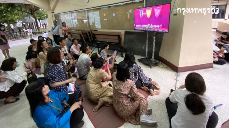 'พ่อแม่บัณฑิตมธ.'เกาะติดหน้าจอ'พิธีพระราชทานปริญญาบัตร'