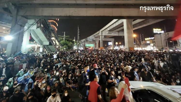 ชุมนุมสะพานลอยหน้าไทยรัฐ รำลึก 'ลุงนวมทอง' เสียชีวิตเย็นนี้