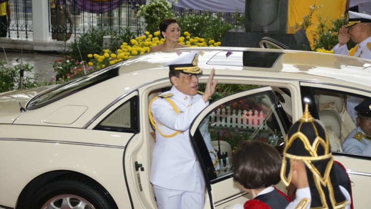 ‘ในหลวง-พระราชินี’ เสด็จฯ ไปพระราชทานปริญญาบัตร 'ธรรมศาสตร์' เป็นวันที่สอง